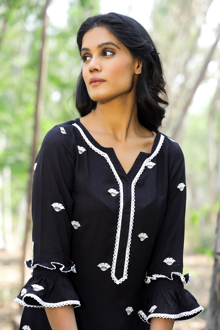 BLACK EMBROIDERED TUNIC SET (SET OF 3)